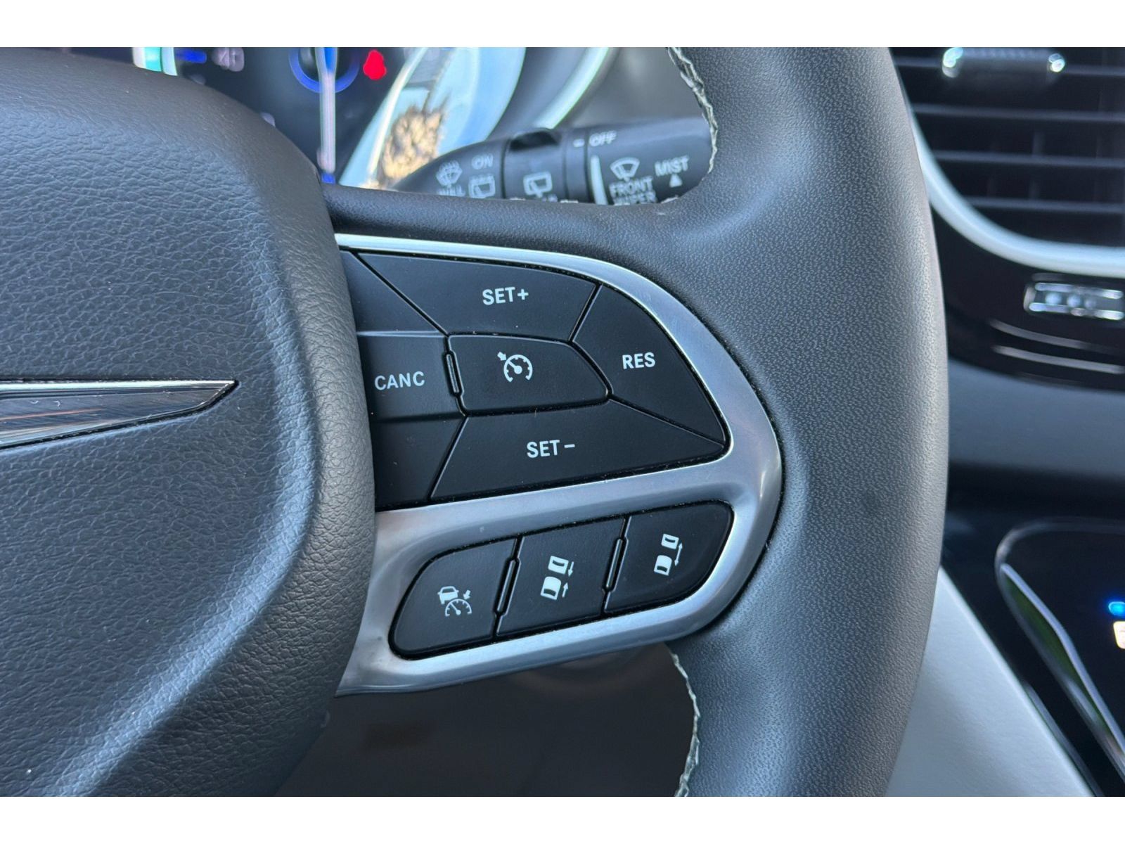 Used 2023 Chrysler Pacifica Touring-L FWD image 28