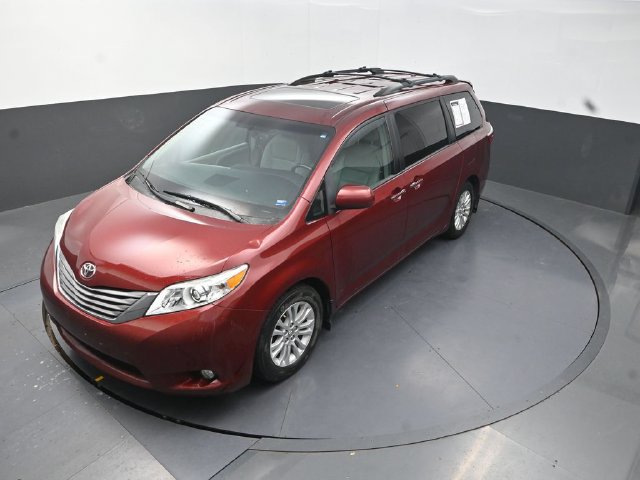 Used 2017 Toyota Sienna XLE w/ Outdoor Package FWD image 13