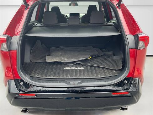 Used 2024 Toyota RAV4 SE w/ Weather & Moonroof Package image 27