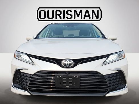 Used 2021 Toyota Camry XLE w/ Navigation Package FWD image 2