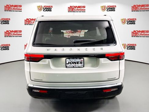 Used 2022 Jeep Wagoneer Series III w/ Flexible Seating Group image 16