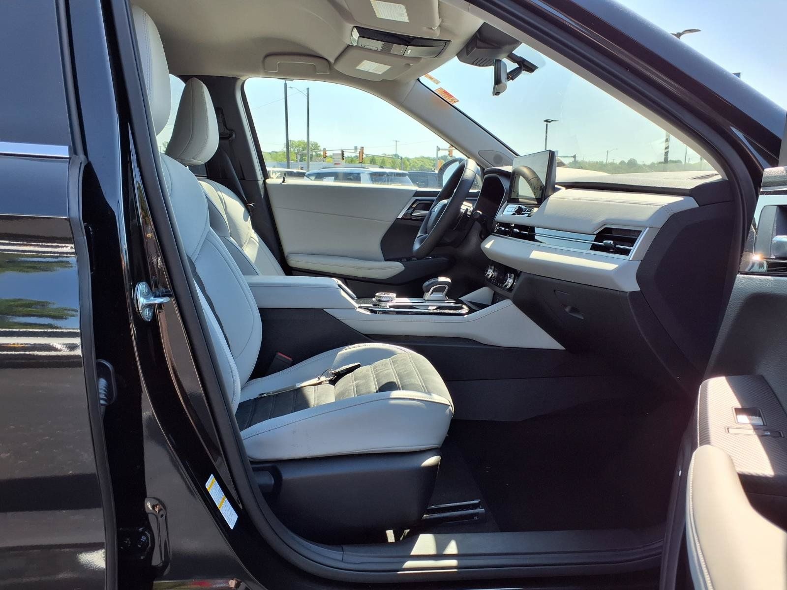 Used 2025 Mitsubishi Outlander SE FWD image 23