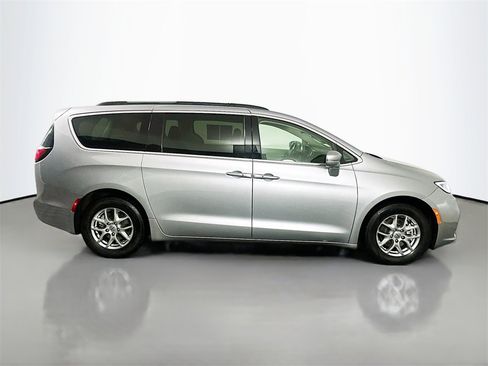 Used 2021 Chrysler Pacifica Touring w/ Cold Weather Group image 8