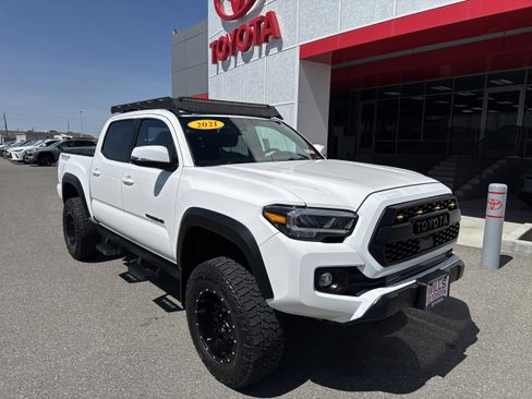 Used 2021 Toyota Tacoma TRD Off-Road w/ Technology Package AWD/4WD image 1
