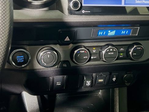 Certified 2022 Toyota Tacoma TRD Off-Road AWD/4WD image 15