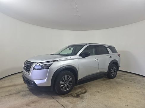 Used 2025 Nissan Pathfinder S image 2