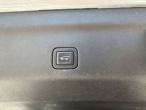 Used 2024 Chevrolet Suburban LT RWD image 39