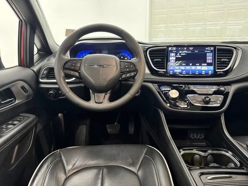 Used 2025 Chrysler Pacifica Limited FWD image 22