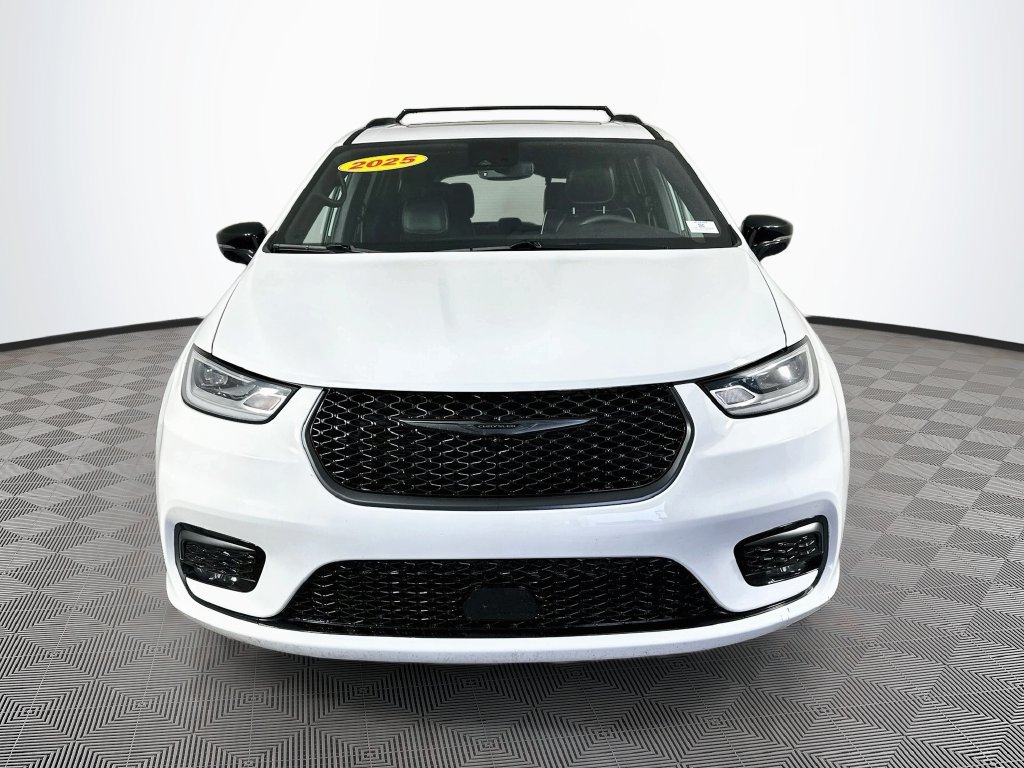 Certified 2025 Chrysler Pacifica Limited FWD image 4