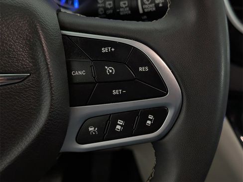 Used 2024 Chrysler Pacifica Touring-L image 17