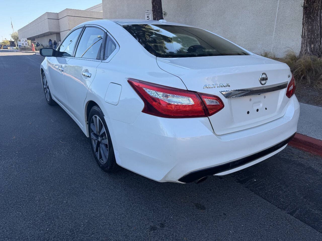 Used 2017 Nissan Altima FWD image 3