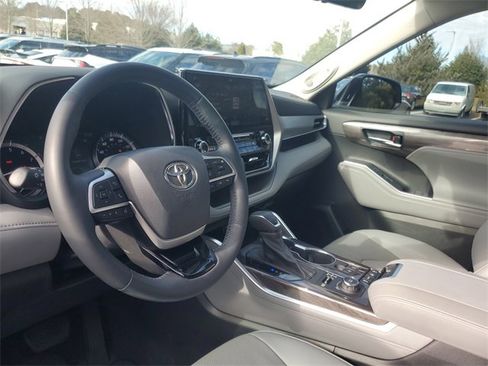 Used 2022 Toyota Highlander Platinum image 14