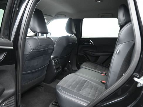 Used 2025 Mitsubishi Outlander AWD image 24
