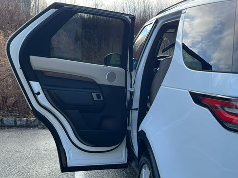 Used 2018 Land Rover Discovery HSE image 13