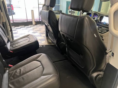 Used 2022 Chrysler Pacifica Touring-L image 41