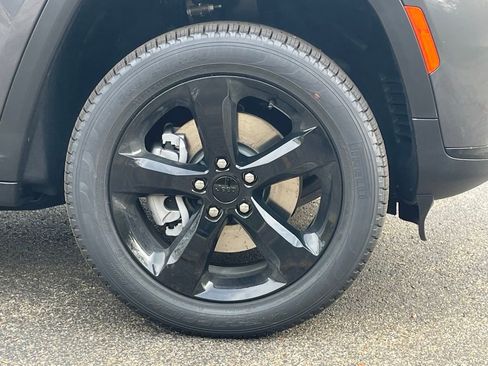 New 2025 Jeep Grand Cherokee L Limited w/ Black Appearance Package image 9