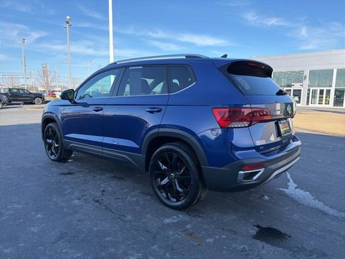 Used 2022 Volkswagen Taos SE w/ Panoramic Sunroof Package image 5