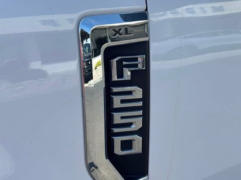 Used 2018 Ford F250 XL w/ Power Equipment Group AWD/4WD image 9