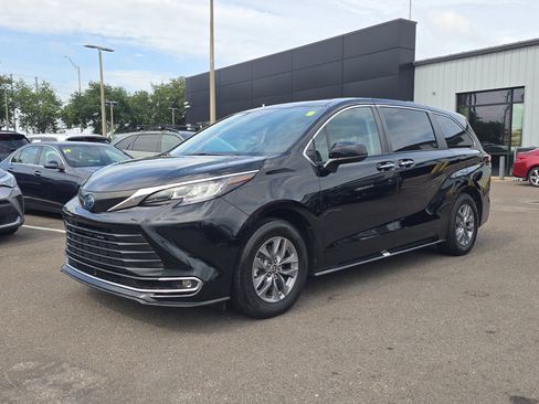 Used 2022 Toyota Sienna XLE FWD image 3