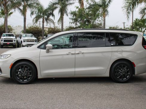 Used 2021 Chrysler Pacifica Touring w/ S Appearance Package image 5
