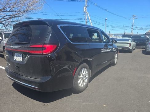 Used 2025 Chrysler Pacifica Select FWD image 4