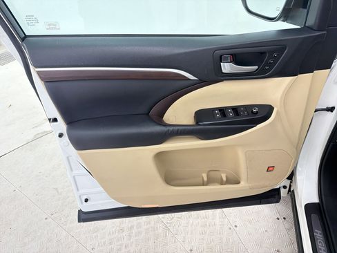 Used 2015 Toyota Highlander Limited Platinum AWD/4WD image 11