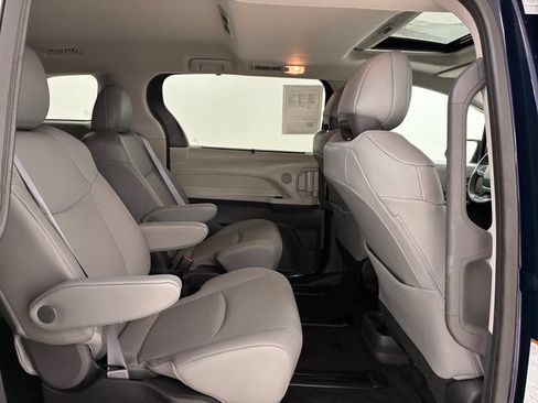 Used 2022 Toyota Sienna XLE FWD image 16