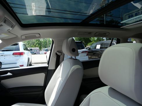 Used 2019 Volkswagen Tiguan SE w/ Panoramic Sunroof Package AWD/4WD image 11