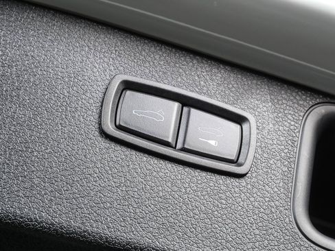 Certified 2025 Porsche Macan image 32