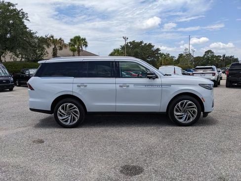 Used 2025 Lincoln Navigator Reserve AWD/4WD image 7