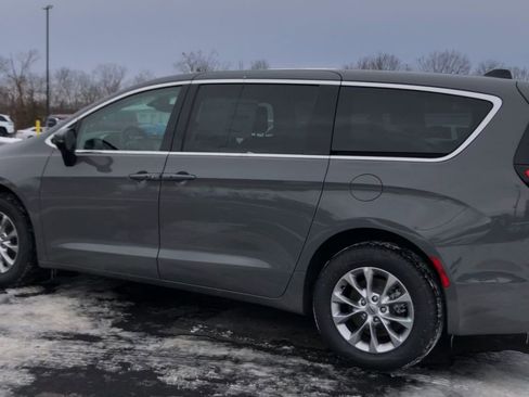 Used 2023 Chrysler Pacifica Touring-L image 5