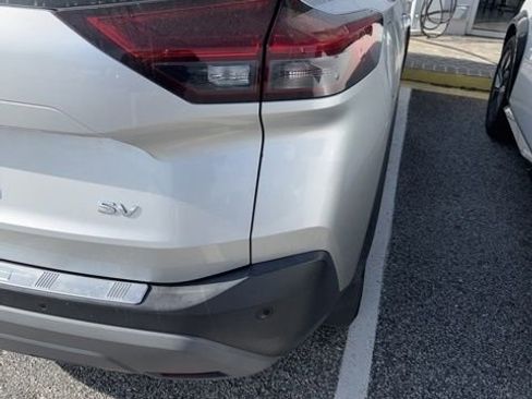 Used 2021 Nissan Rogue SV image 3