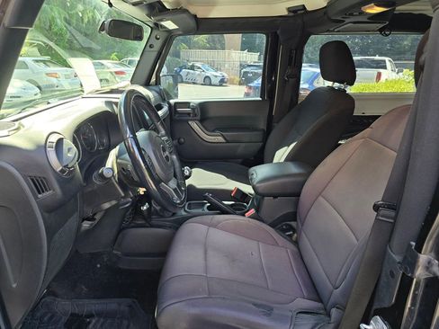 Used 2018 Jeep Wrangler Sport w/ Connectivity Group AWD/4WD image 9