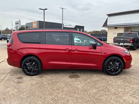 New 2026 Chrysler Pacifica Select image 7