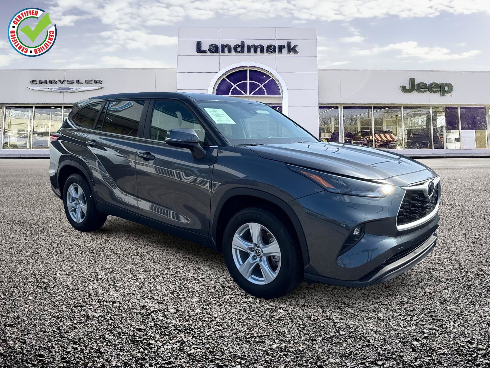 Used 2025 Toyota Highlander LE FWD image 1