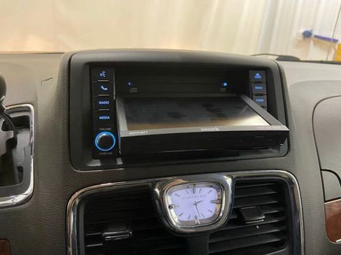 Used 2014 Chrysler Town & Country Touring image 48