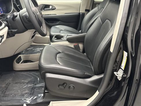 Used 2024 Chrysler Pacifica Limited FWD image 11