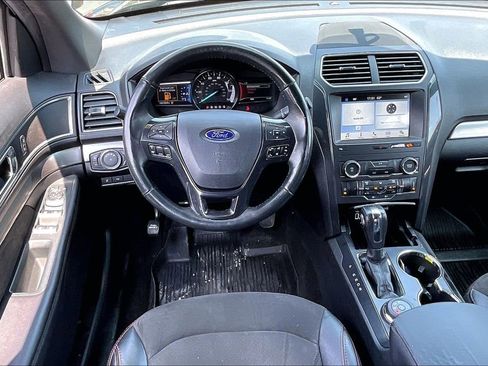 Used 2018 Ford Explorer XLT w/ Equipment Group 202A AWD/4WD image 4