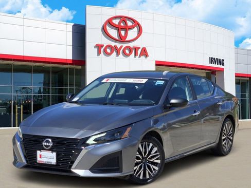 Used 2024 Nissan Altima 2.5 SV FWD image 1