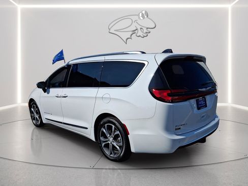 Used 2026 Chrysler Pacifica Pinnacle w/ Trailer Tow Group FWD image 11