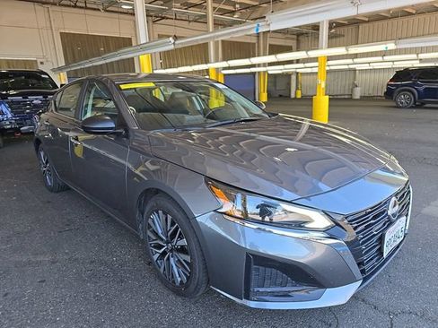 Used 2025 Nissan Altima 2.5 SV FWD image 2