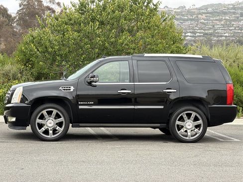 Used 2014 Cadillac Escalade Luxury RWD image 3