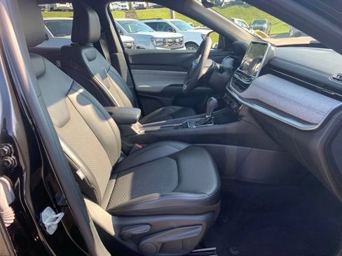 Used 2025 Jeep Compass Latitude w/ Sun & Sound Group AWD/4WD image 16