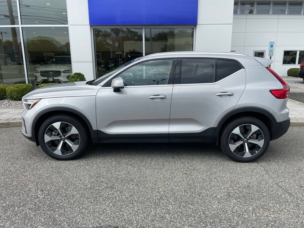 Used 2025 Volvo XC40 B5 Plus AWD/4WD image 2