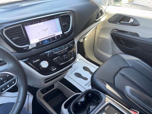 Used 2023 Chrysler Pacifica Touring-L image 17