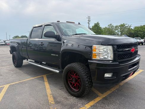 Used 2011 Chevrolet Silverado 2500 LT w/ Interior Plus Package AWD/4WD image 4
