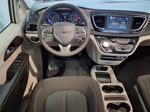 Used 2023 Chrysler Voyager LX image 2