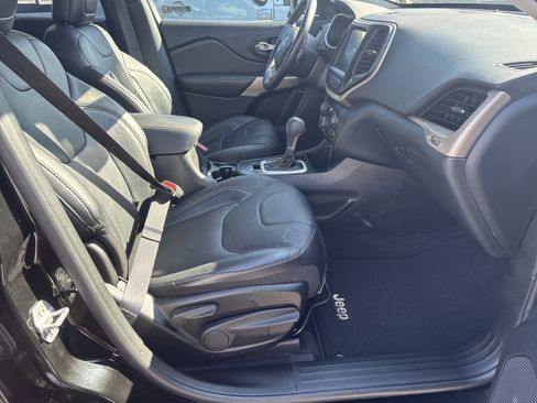 Used 2017 Jeep Cherokee High Altitude w/ Luxury Group FWD image 16