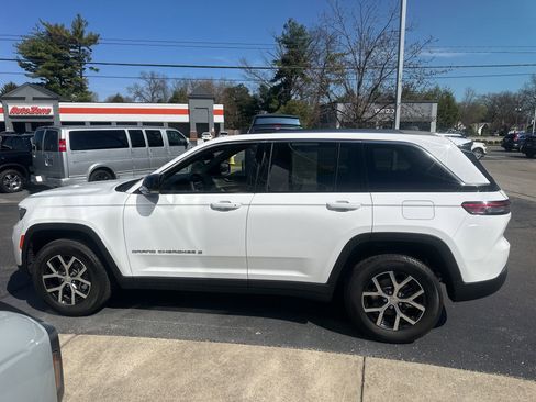Used 2023 Jeep Grand Cherokee Limited AWD/4WD image 7