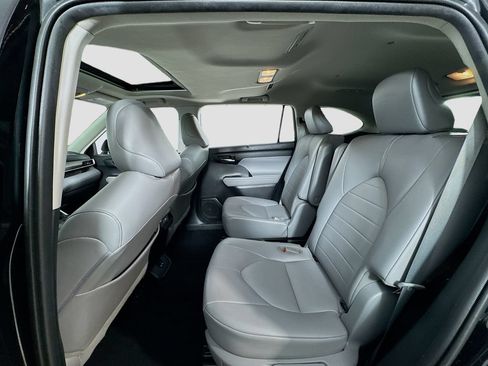 Used 2021 Toyota Highlander XLE FWD image 11